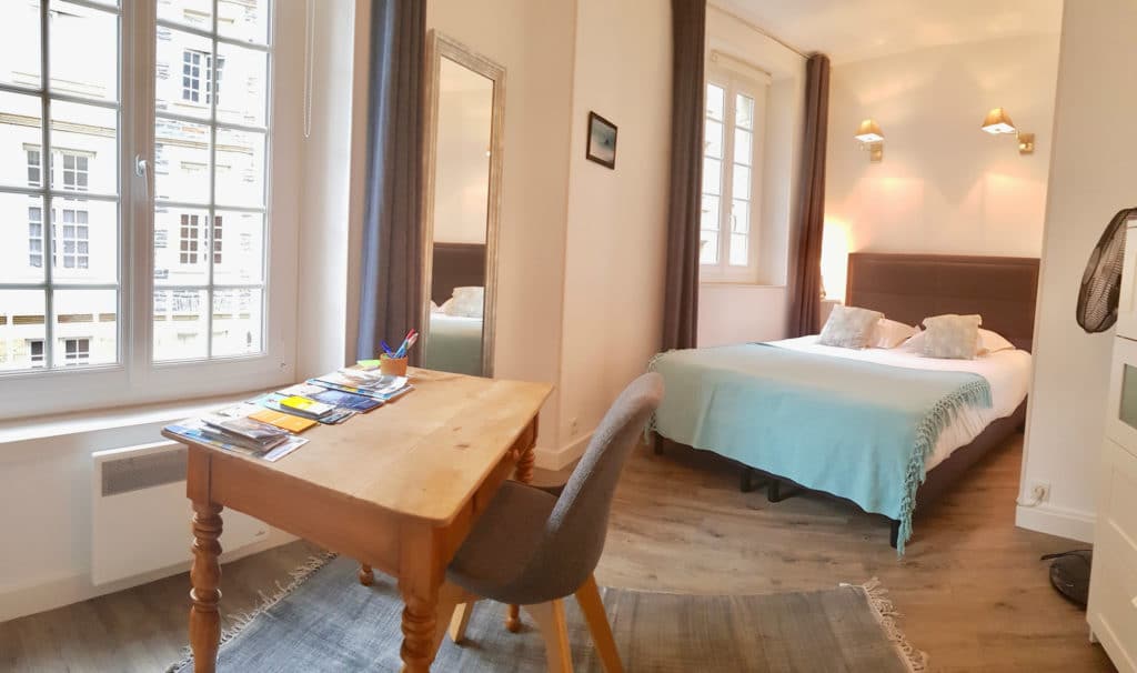 chambre de l'appartement l'emeraude à saint-malo