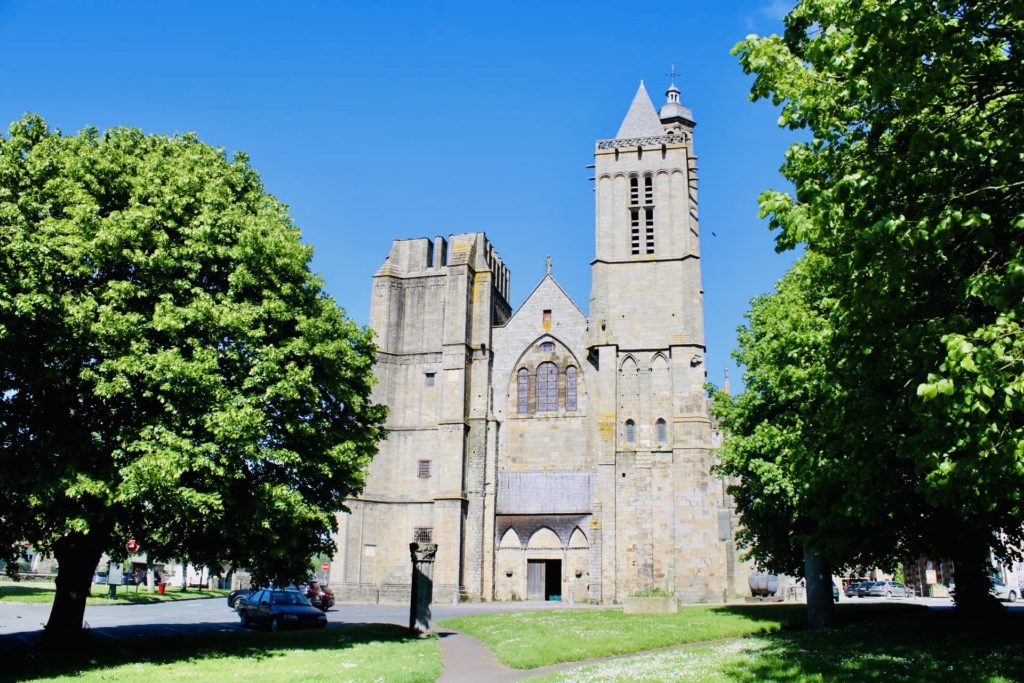 façade avant de la cathédrale de dol de bretagne